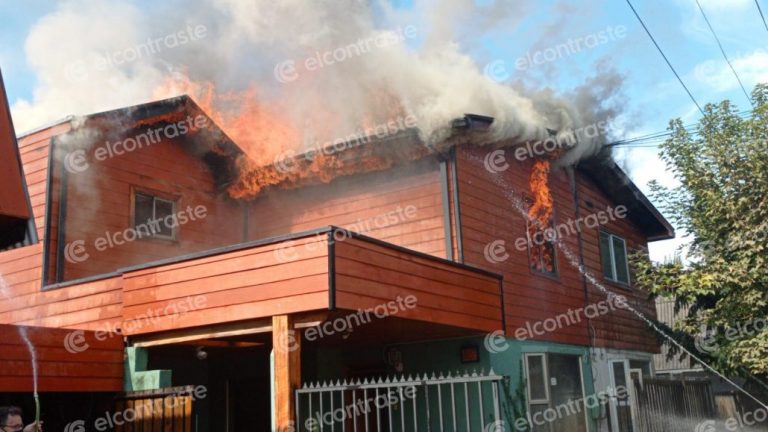 Casa queda envuelta en llamas tras incendio en Los Ángeles