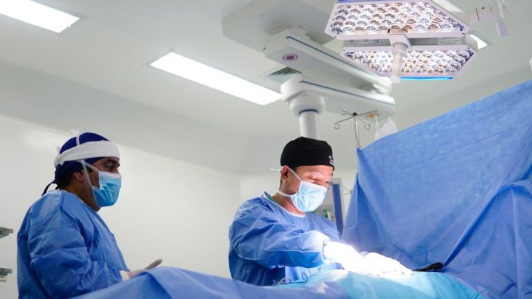 Cirugía salva la vida de mujer en Los Ángeles gracias a técnica de monitorización neurofisiológica