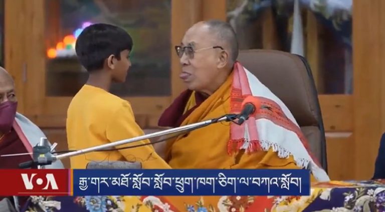 Incómodo video del Dalai Lama besando a un niño en la boca genera controversia
