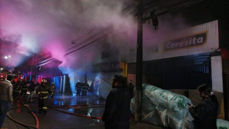 Incendio afectó a conocida ferretería en pleno centro de Cabrero