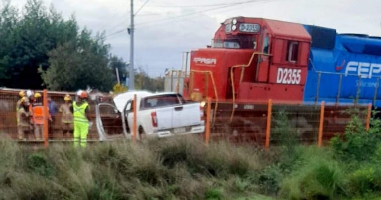 Conductor salva ileso de milagro tras ser impactado por un tren en Coihue