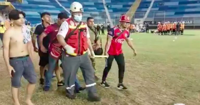 Trágica estampida en estadio de fútbol en El Salvador deja al menos 12 muertos