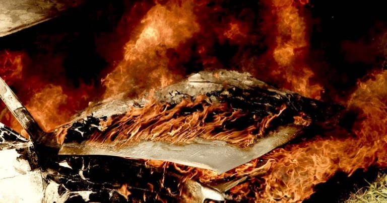 Delincuentes queman vehículo al no lograr robárselo en Mulchén