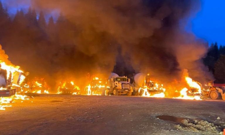 13 camiones destruidos tras ataque incendiario en faena eólica en Los Ríos.