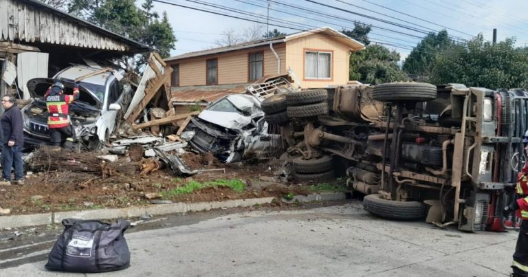 Impactante accidente en Mulchén: Camión sin frenos lanzó autos contra dos casas