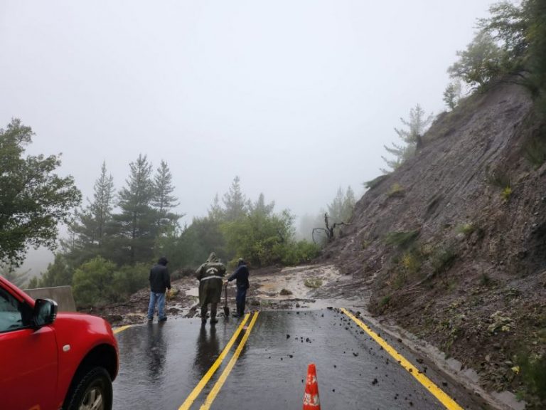 Reportan desprendimientos de tierra en Antuco: hay dos rutas cortadas