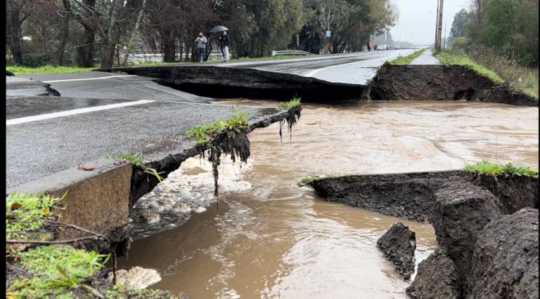 Socavón corta camino en Saltos del Laja: ruta está completamente cortada