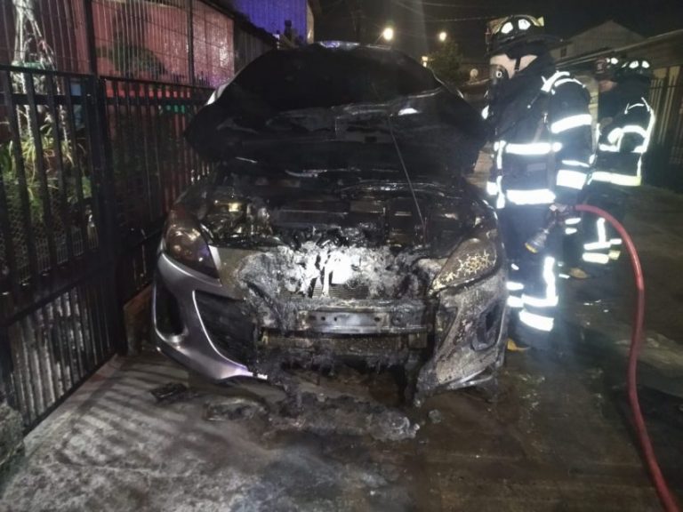 Auto se incendió mientras estaba estacionado en Los Ángeles