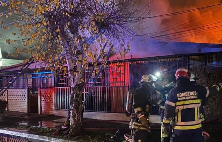 Los Ángeles: investigan causas de incendio que afectó a una bodega y tres casas
