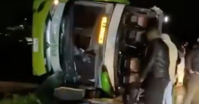 TurBus vuelca en la Ruta 5 Sur con 45 pasajeros: Hay 15 heridos