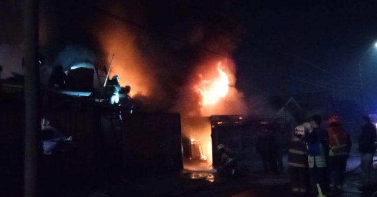 Incendio destruyó dos viviendas en la población Huenchullán de Los Ángeles