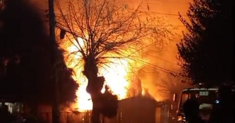 Incendio afectó a dos viviendas y dejó un bombero lesionado en Mulchén