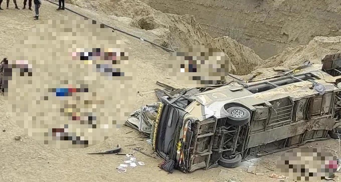 Grave accidente en Perú deja 10 muertos: bus cayó a un abismo de 50 metros