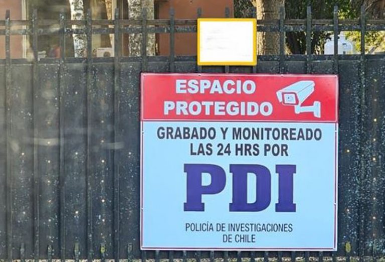 Vecino usaba falso cartel de la PDI para ‘asustar’ a ladrones: fue denunciado