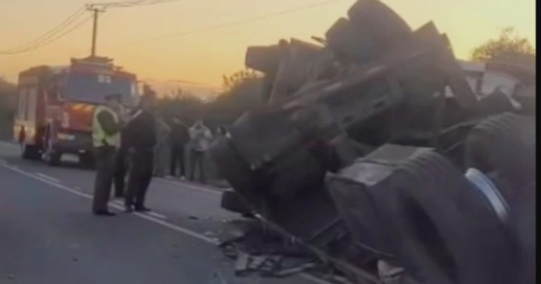 Los Ángeles: camión volcó y su carga quedó esparcida camino a Cerro Colorado