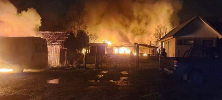 Una iglesia, una escuela, una posta y varios vehículos destruidos tras ataque incendiario en La Araucanía