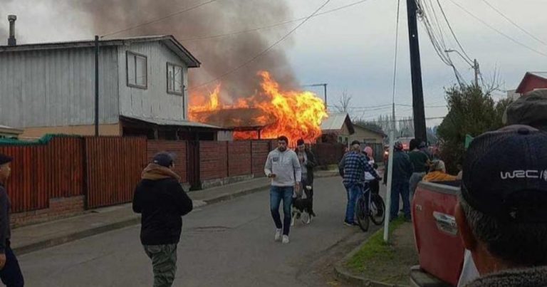 Vivienda resultó destruida por un incendio en la población Carrera Pinto de Cabrero
