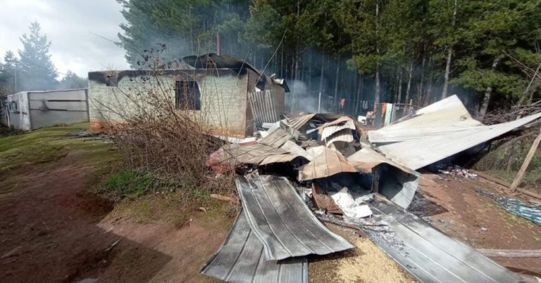 Vivienda resultó destruida por las llamas en un sector rural de Nacimiento
