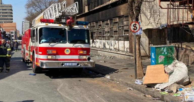Trágico incendio en Sudáfrica deja al menos 73 muertos y decenas de heridos