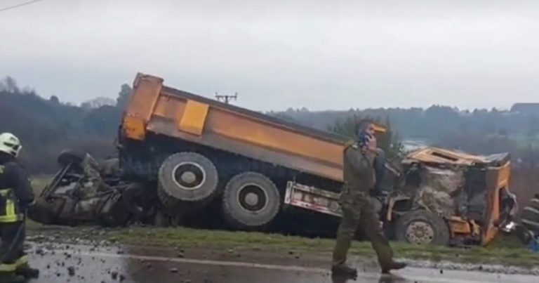 Colisión y vuelco de camiones deja dos lesionados en Osorno