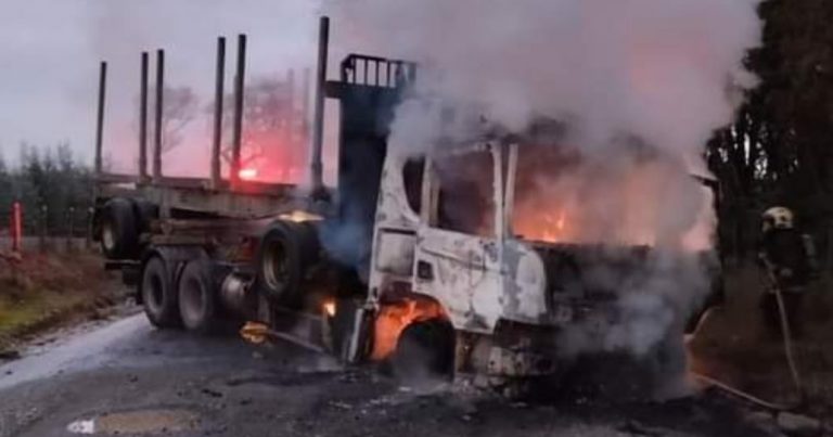 Cuatro camiones destruidos por las llamas deja atentado en Collipulli