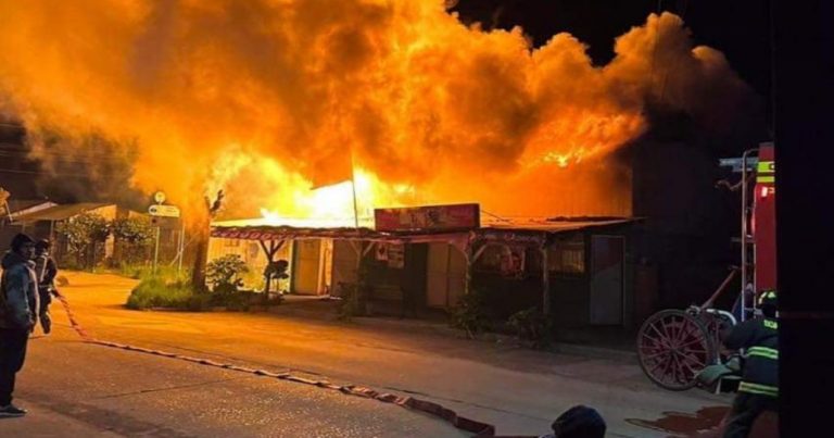 Incendio destruyó local comercial y vivienda en la comuna de Cabrero