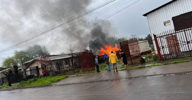 Incendio afectó a un taller y bodega en Mulchén