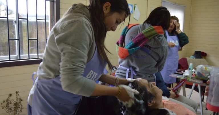 Mujeres de Tucapel se reinventan en taller de peluquería y cosmetología