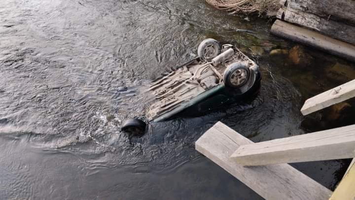 Vehículo cayó al río y sus ocupantes se dieron a la fuga en Cañete