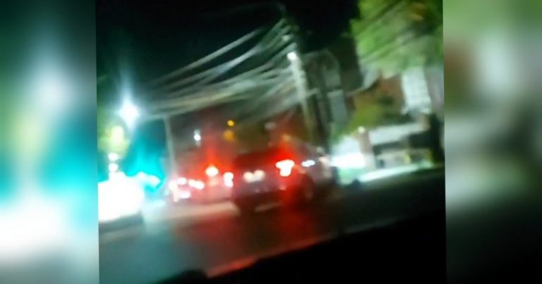 Vehículo chocó contra poste de luz en pleno centro de Los Ángeles