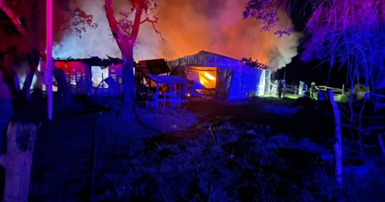 Incendio destruyó una vivienda en Negrete: Bomberos rescataron animales