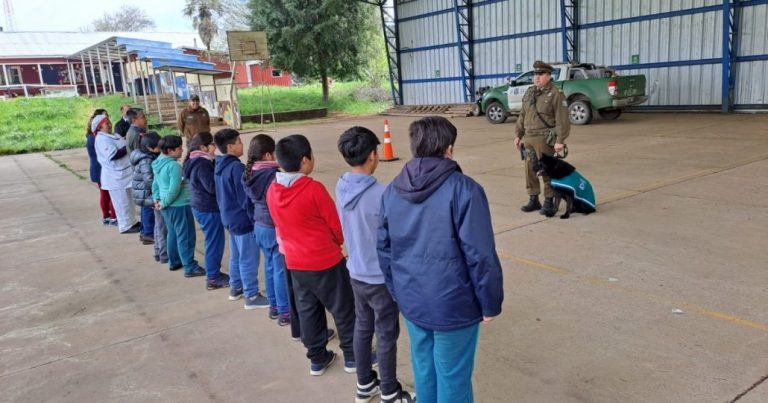 Niños de colegios rurales tuvieron entretenida jornada con can policial en Santa Bárbara
