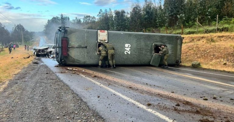Bus de Carabineros volcó tras colisión con varios vehículos en La Araucanía