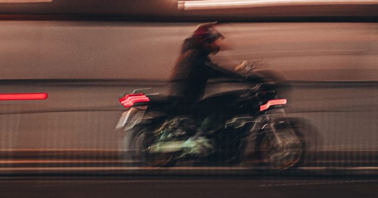 Los Ángeles: Hombre de 19 años fue detectado en moto robada, intentó escapar y se cayó