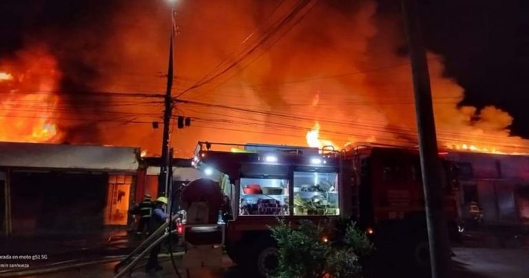 Mega incendio destruye varios locales comerciales y viviendas en Mulchén