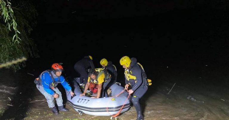 Bomberos rescatan con éxito a dos personas desaparecidas en río de Negrete