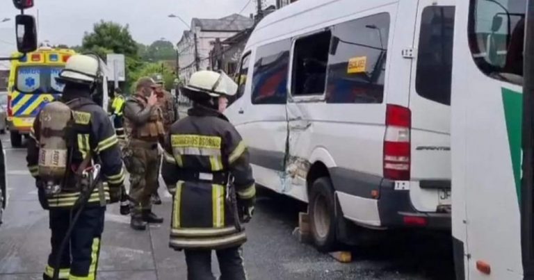 Furgón escolar con 14 niños colisionó con microbús en Osorno