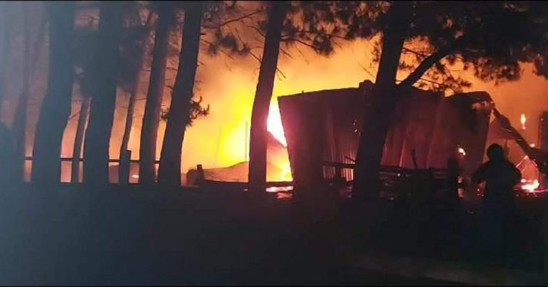 Una casa patronal y una bodega resultaron destruidas tras un nuevo atentado incendiario en La Araucanía