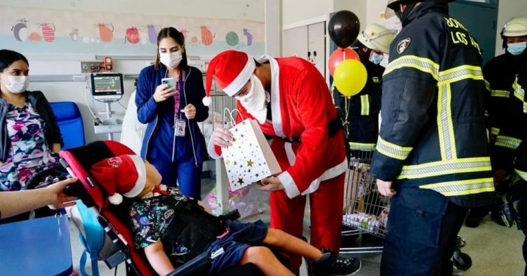 Bomberos acompañó al Viejito Pascuero en su visita a pediatría del Complejo Asistencial