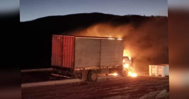 Camión terminó destruido por las llamas en Nacimiento
