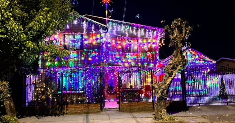 Vecino de Los Ángeles sigue con su tradición de ser la casa más navideña de la ciudad