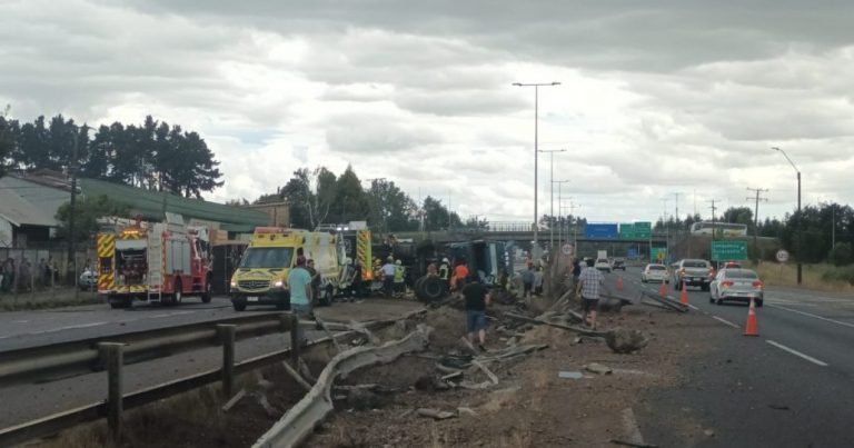 Muere conductor de camión que volcó en la Ruta 5 Sur rumbo a Chiloé