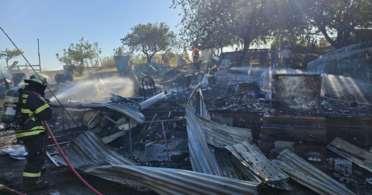 Incendio destruyó por completo una vivienda en Los Ángeles: padre e hijo damnificados