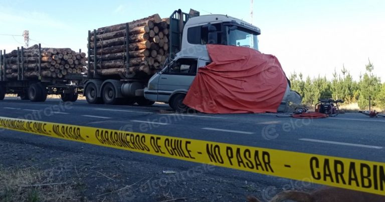 Cuatro fallecidos y dos lesionados deja colisión de camión con furgón en Los Ángeles