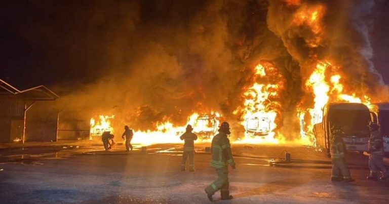 Incendio destruyó al menos 15 buses en un aparcadero de Estación Central