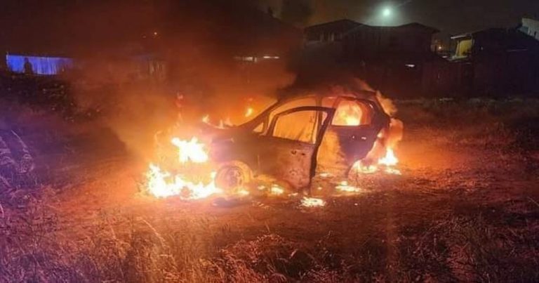 Los Álamos: Delincuentes roban y queman vehículo de un hombre tras balearlo en las piernas
