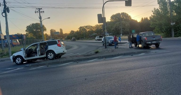 Tres lesionados dejó colisión de vehículos en el sector sur de Los Ángeles