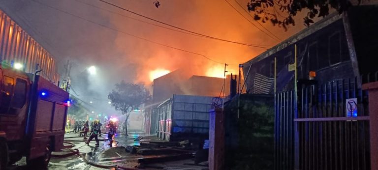 Los Ángeles: Incendio de gran magnitud afectó varios locales en pleno centro de la ciudad