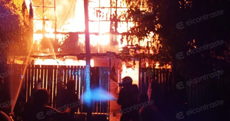 Incendio afectó a tres viviendas en conocida villa de Los Ángeles: un bombero lesionado