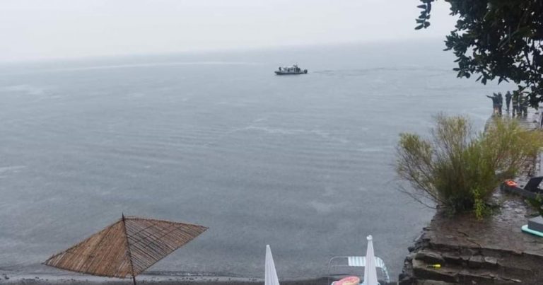 Helicóptero capotó en lago de la región de Los Ríos: una persona fallecida